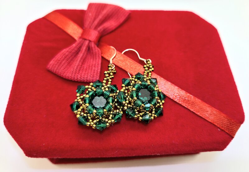 Cercei handmade verzi cu cristale Preciosa, Swarovski eleganti, unicat